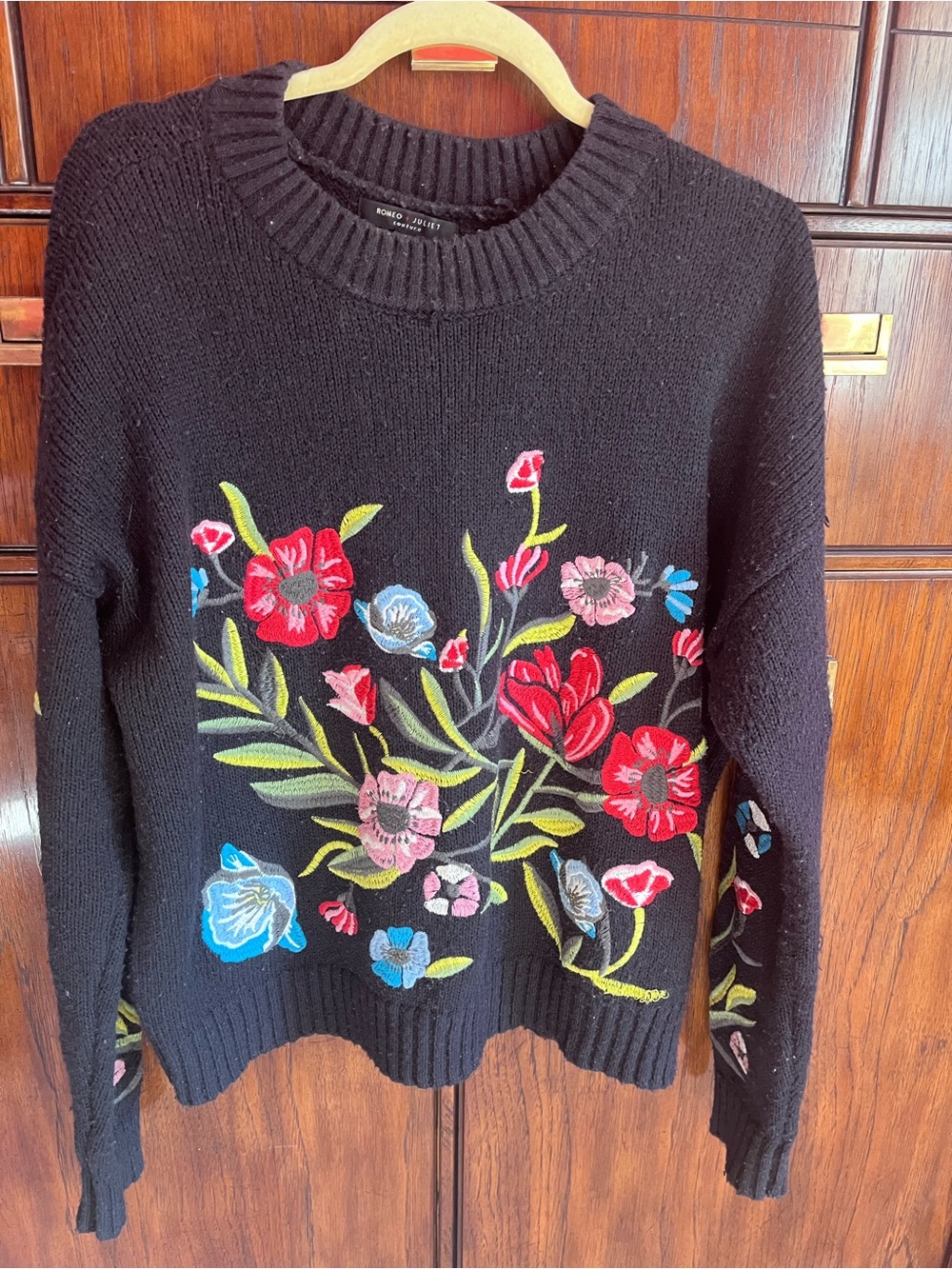 Romeo & Juliet Couture Black Floral Embroidered Crewneck Sweater